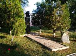 Неравнодушные таганрожцы убрали забытый памятник Ивану Голубцу