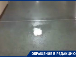 В таганрогской школе №38 с потолка льется вода и сыплется штукатурка