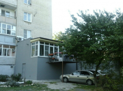 Уродливую пристройку к дому  в Таганроге размечтались снести горожане