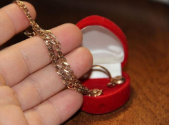 «Одолжила» по-соседски: под Таганрогом местная жительница украла золотые украшения у знакомой