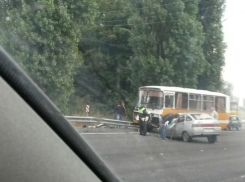 На посту ГИБДД в Самбеке столкнулись легковушка и автобус