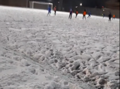 На морозе и в снегу тренируются суровые таганрогские футболисты