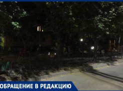 В полутьме гуляют таганрожцы на детской площадке по переулку Украинскому