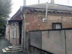 Аварийный старинный дом снесут в Таганроге в следующем году 
