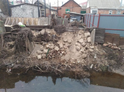 Беспечные таганрожцы бросают строительный мусор прямо в реку