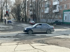 «Она здесь есть с тех пор, как я родился»: ямы на 10-м Новом возмущают даже таганрогских зумеров