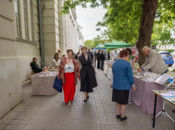 Торговля на улице и творческие встречи в культурных местах - 18-й Чеховский книжный фестиваль в Таганроге