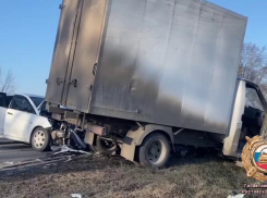 Три человека пострадали в сильной аварии на трассе под Таганрогом из-за высокой скорости