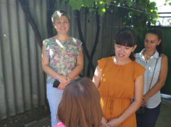 В Таганроге «Клуб молодого педагога» сделал подарки к 1 сентября трудным подросткам