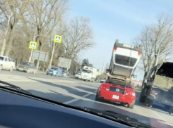 ДПС не нашли нарушения в перевозке «Оки» на крыши «Мустанга» на трассе «Ростов-Таганрог»