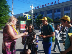Таганрогская  партия «Справедливая Россия» против  повышения пенсионного возраста и  собирает подписи в знак протеста