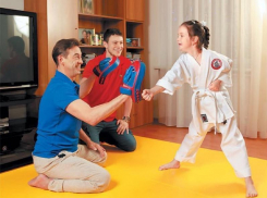  Таганрожец Николай Добрынин учит дочку боевым искусствам