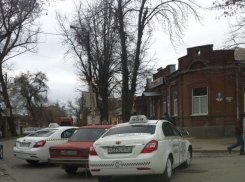 Водитель таганрогского такси вновь спровоцировал ДТП 