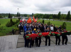 Первые лица Таганрога возложили цветы к военным мемориалам 