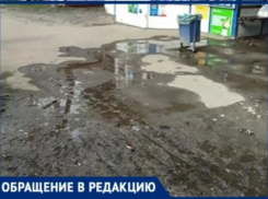 Из-за беспечности собственника магазина в Таганроге годами грязь на остановке общественного транспорта