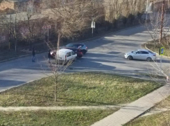 Ни дня без ДТП: в Таганроге столкнулись два автомобиля возле роддома