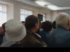 Готовы ли таганрожцы заплатить 1000 рублей человеку, который за них постоит в очереди?