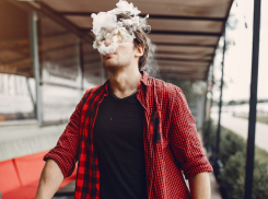 Таганрогские курильщики не смогут делать это  «на ходу»: депутаты Госдумы обратились в Минздрав