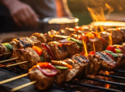 Шашлык без вреда: как выбрать мясо, уголь и маринад, чтобы майские прошли с пользой