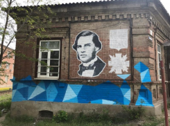 Портрет историка Лакиера пишет художник Антон Тимченко на доме в Таганроге