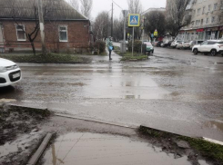 После дождей Таганрог превращается в Венецию, а местные жители предлагают видеть целебные свойства в местной грязи