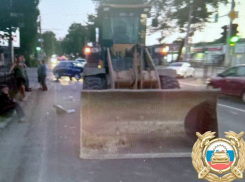 ДТП в Таганроге: трактор-погрузчик и легковушка не поделили дорогу 