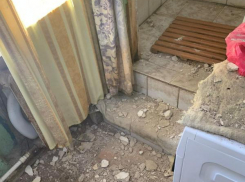 Потолок грозит упасть на головы таганрожцев в аварийном доме на Большой Бульварной