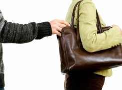 20-летний злоумышленник вытащил дорогой телефон из сумки таганроженки