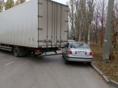 В Таганроге произошло ДТП с участием грузового автомобиля