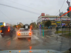 Лихач со ставропольскими номерами поразил таганрожцев наглым маневром  