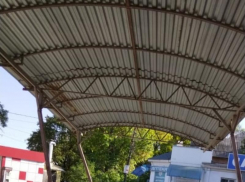 Упадёт на голову: остановка в Таганроге опасна для жизни