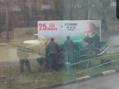 В Таганроге легковушка протаранила рекламный щит