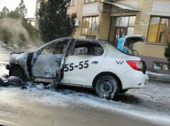 Атака на такси продолжается? В центре Таганрога загорелось такси «Везёт»