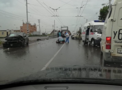 В Таганроге после ДТП двух иномарок мужчина вылетел на дорогу