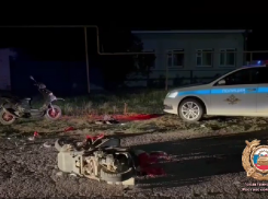 Столкновение и госпитализация: подростки на мопедах не разминулись на дороге под Таганрогом