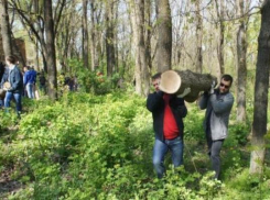 В Таганроге первые лица города вышли с семьями на субботники 