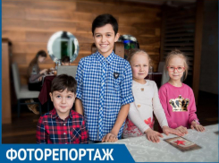 В Таганроге ребята сделали своими руками открытки ко Дню защитника Отечества