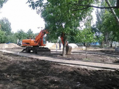 В самом разгаре благоустройство сквера на улице Театральная в Таганроге