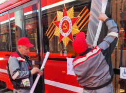 Таганрогские трамваи принаряжаются ко Дню Победы