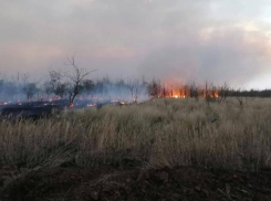 Стог соломы и сухая трава стали причиной крупного возгорания