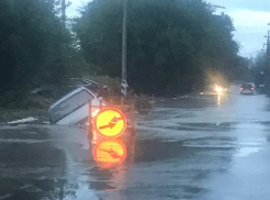 В Таганроге снова автомобиль провалился под асфальт 