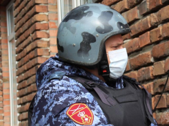 Дебоширили в ТРЦ и подъезде – за что росгвардейцы задерживали таганрожцев в последнее время
