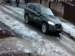 Напугавшего таганрожцев владельца черного BMW депортируют на родину