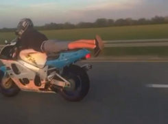 Лежачий байкер за рулём поразил таганроженку