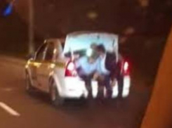 Ночное путешествие по Таганрогу в багажнике легковушки попало на камеру видеорегистратора