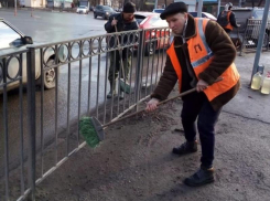 В Таганроге дорожники помыли Бакинский мост
