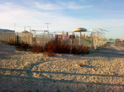 Район  пляжа «Елисеевский» превратился в свалку в Таганроге