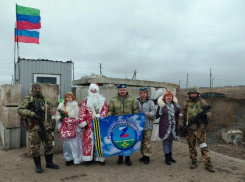 Таганрогские волонтёры поздравили солдат с Новым годом