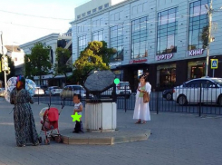 «Сморкаются в триколор и справляют нужду на улице» - неприличные фото из Таганрога