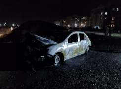 Автомобиль такси сгорел ночью в Таганроге